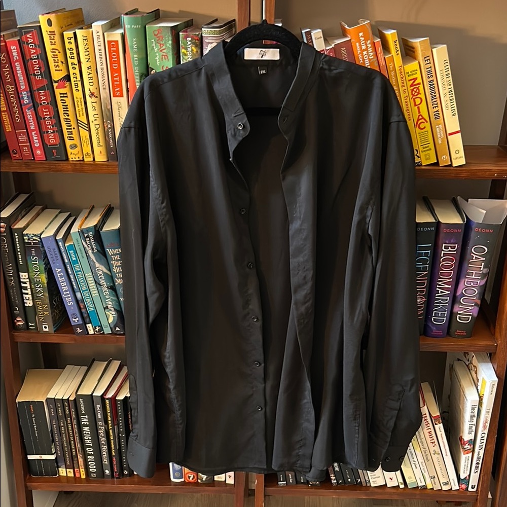 Sleek Black Men's Casual Button-Down Shirt
